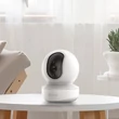 Kép 3/3 - EZVIZ TY1-BO beltéri okos kamera, 360°, 1080P, WiFi, mozgásérzékelés, kétirányú beszéd, dönthető, H.265, microSD (256GB)